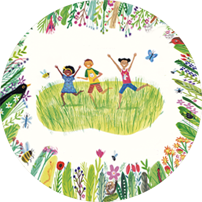 Tre barn som leker på en gräsmatta med många blommor runt omkring sig.